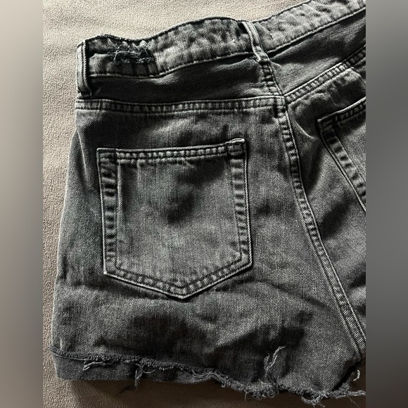 H&M Denim High Rise Distressed Cuff Cut Off Jean Shorts Summer Casual Black 6 - Picture 7 of 10